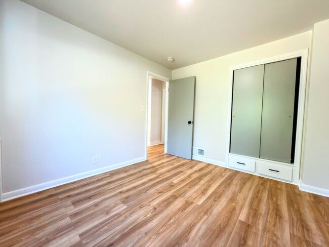 Building Photo - 1023 E Millbert Ave