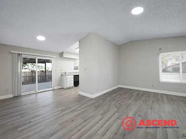 Building Photo - Cozy 3 Bedroom Home at White Ln. & Stine rd.