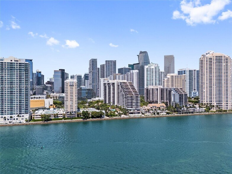 Building Photo - 520 Brickell Key Dr