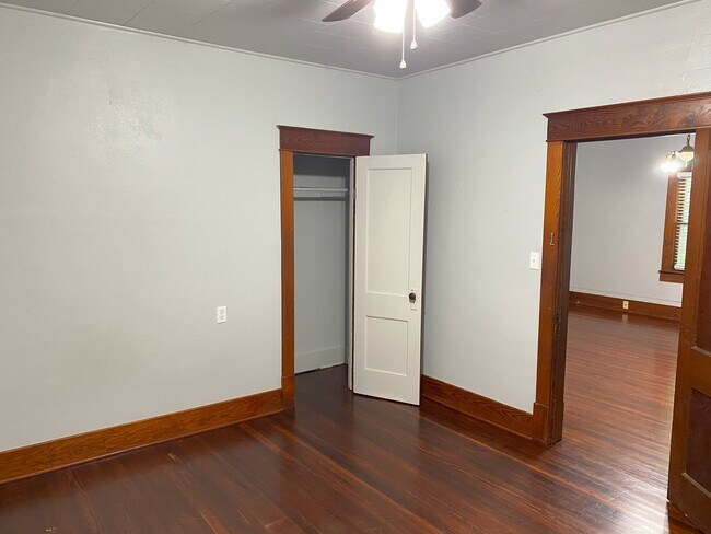 Building Photo - 324 S Benjamin St