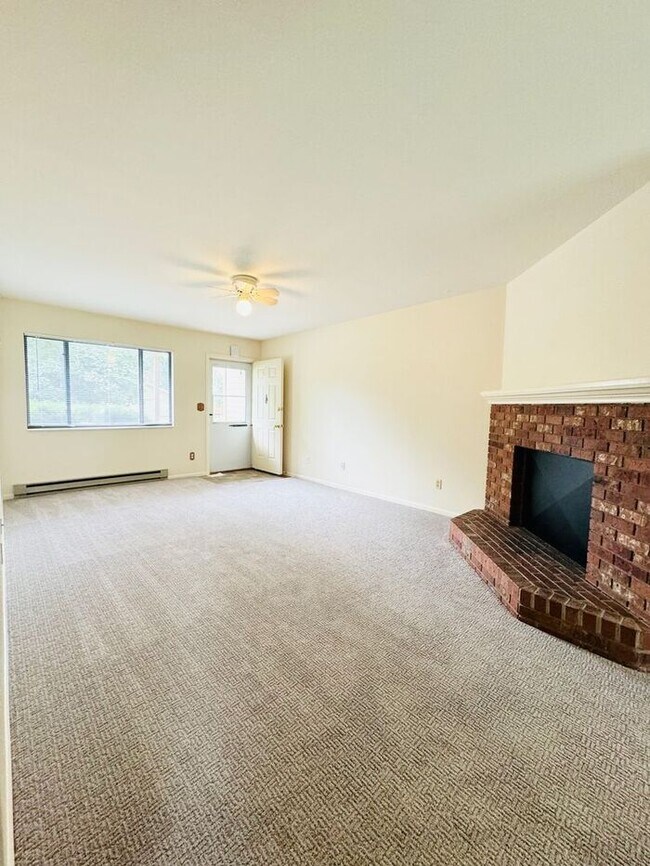 Building Photo - NEW Paint & Carpet! Cozy 2 Bedroom duplex ...
