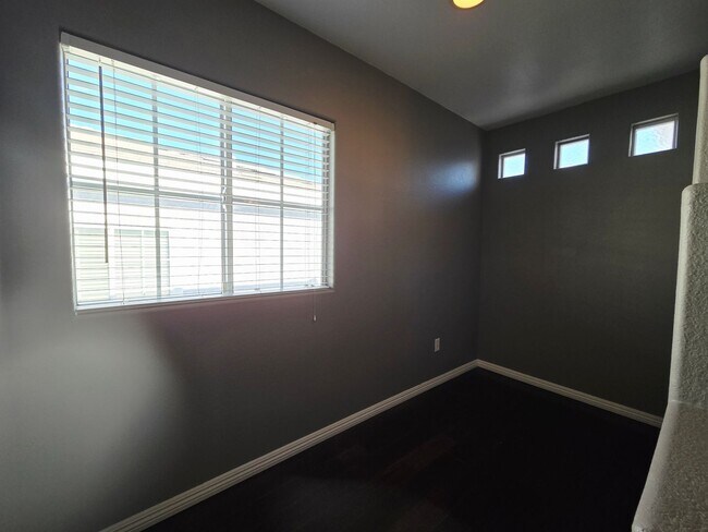 Building Photo - 3 BEDROOM & 2.5 BATH TOWNHOME LOCATED IN GREEN VALLEY  HENDERSON