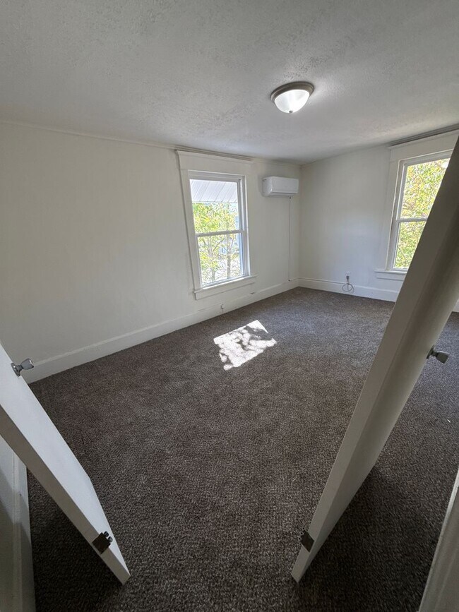 Building Photo - 3 bedroom/2 bath house