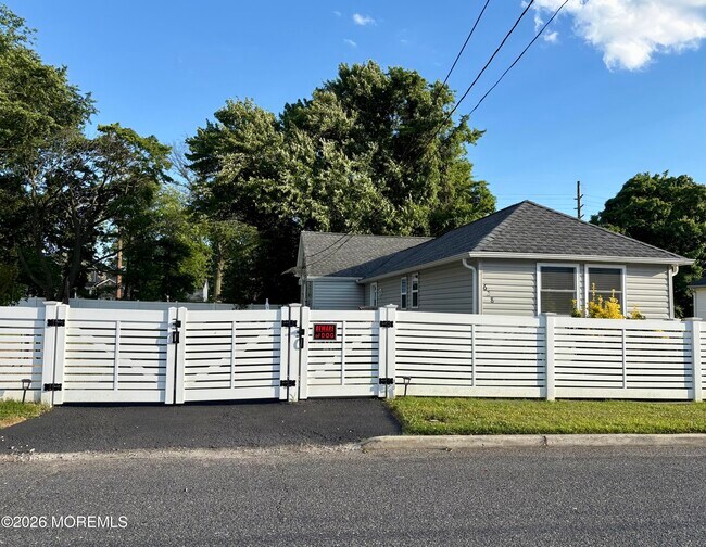 Building Photo - 628 Columbia Ave