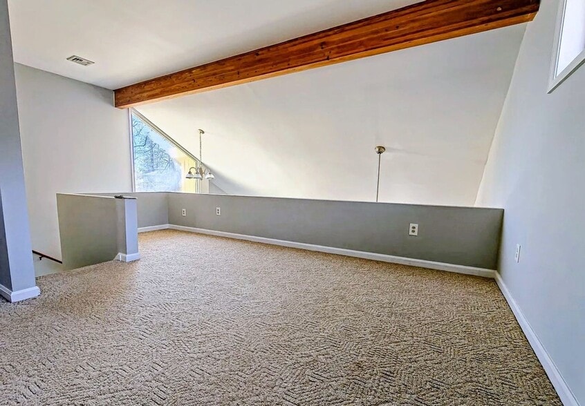 Building Photo - 2104 Vacation Ln