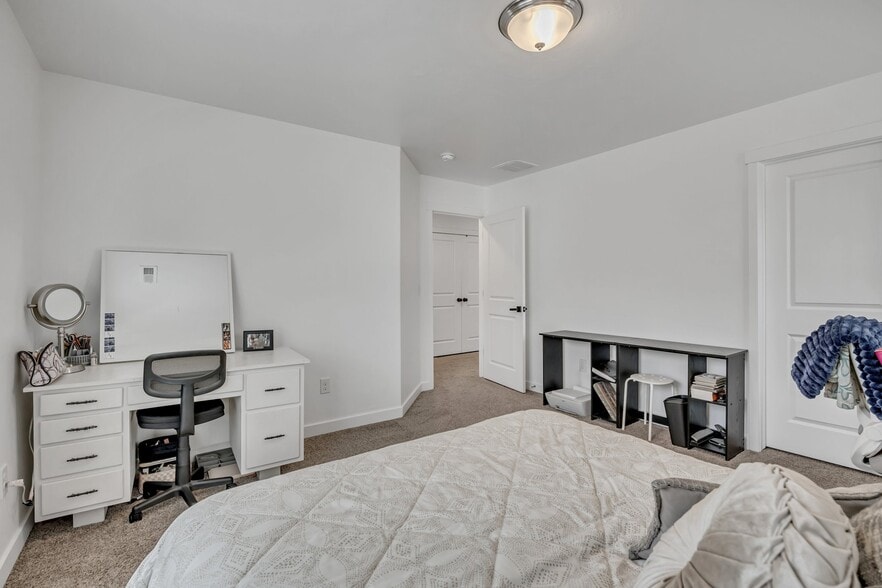 Building Photo - 5176 W Duet Dr
