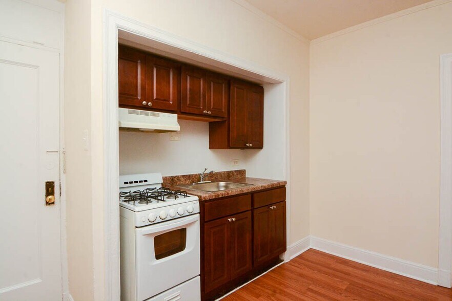 Building Photo - 3335 W Diversey Ave