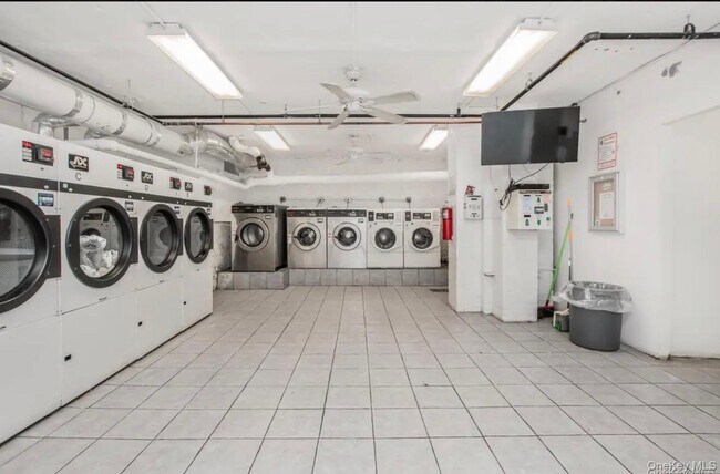 Building Photo - 2166 Bronx Pk E