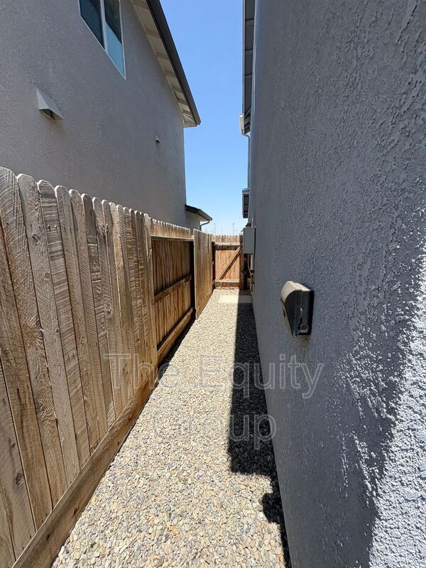 Building Photo - 1105 W Sedona Ave