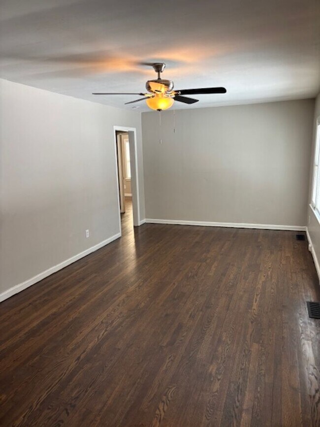 Building Photo - 3 Bedroom, 1 Bathroom in Kansas City