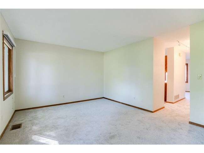 Building Photo - 2458 Crestwood Dr