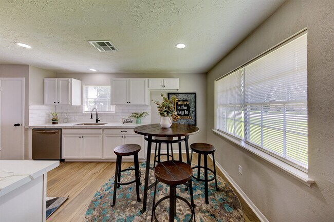 Building Photo - 8511 Honeysuckle