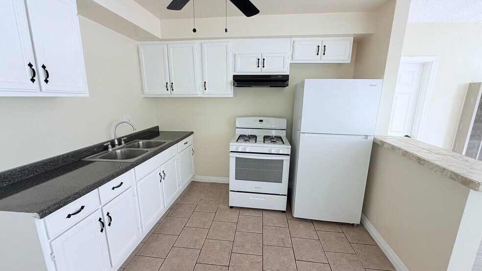 Building Photo - 810 W Duarte Rd