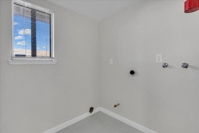 Building Photo - Beautiful 2 BD | 2 Bath