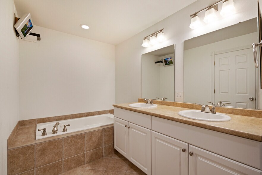 Master bathroom - 150 Ranae Dr