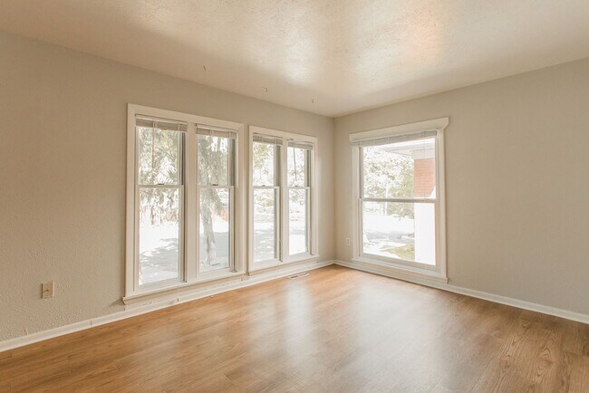 Building Photo - 604 Marine St