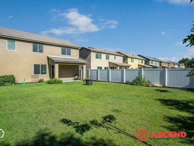 Building Photo - Stunning 4 bedroom Home In Gated Community!