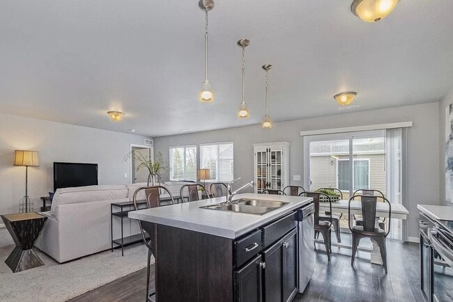 Building Photo - Wonderful Newer Condo for Lease