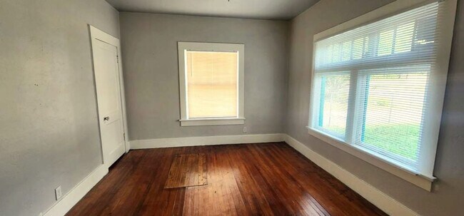 Building Photo - Spacious Four-Bedroom near Plaza District