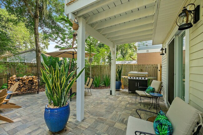 Building Photo - 27 Desoto Pl