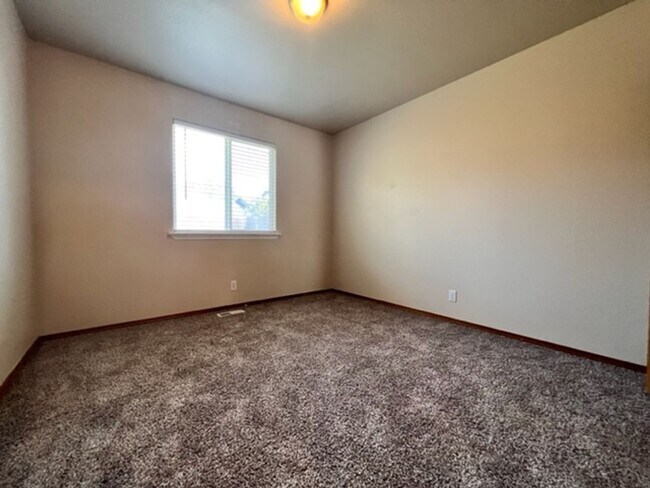 Building Photo - 2800 Fayette~Close to Park, Split Bedroom ...