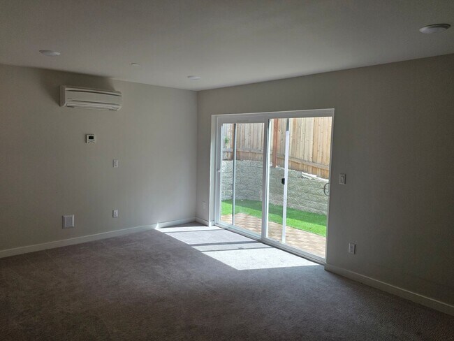 Building Photo - Beautiful New Townhouse 4BD Bothell