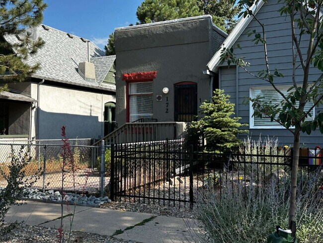 Building Photo - "Charming 1-Bed Oasis in Denver's Heart – Cozy Comforts!"