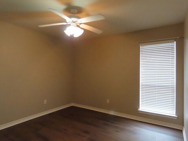 Building Photo - Stunning 3 Bedroom, 2 Story w/Bonus Room in South Tyler!