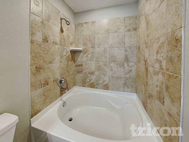 Building Photo - 20660 Dunrobin Dr