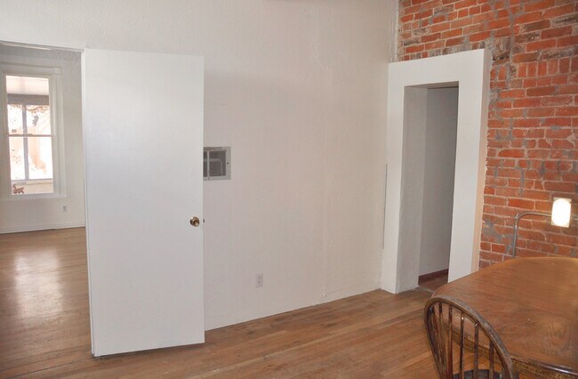 Building Photo - 711 Arno St SE