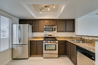 Building Photo - GORGEOUS 2 BEDROOMS UNIT*UPGRADED*TONS OF ...