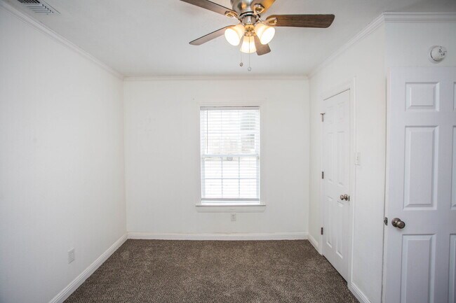 Building Photo - Move-In Ready! Stunning Home with Modern U...