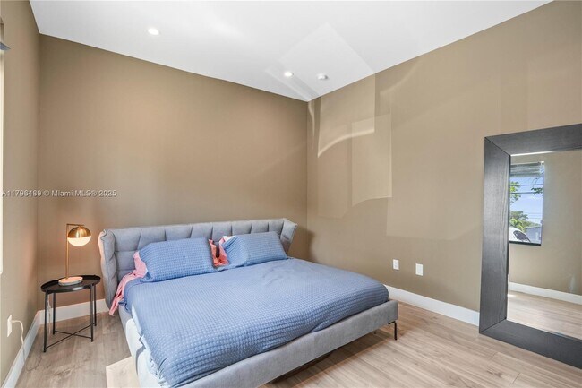 Building Photo - 808 NW 5th Terrace