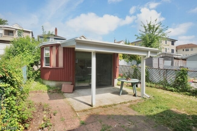 Building Photo - 425 Davis Ave