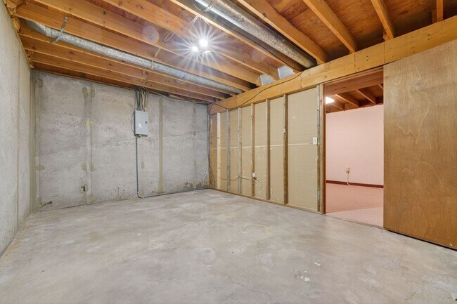 Building Photo - 8432-8434 W Thurman