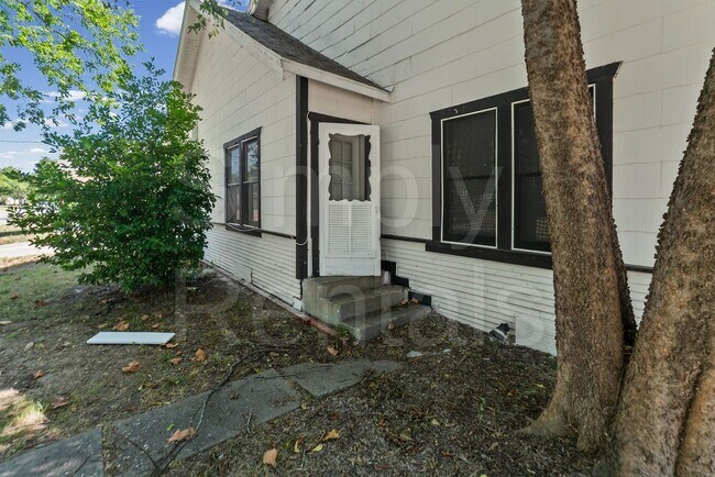 Building Photo - 1410 Sycamore St