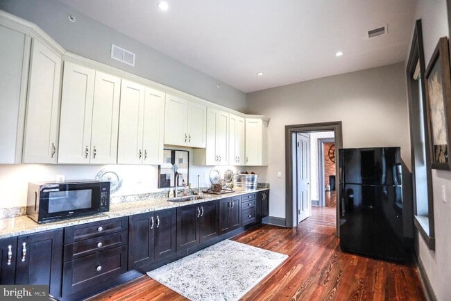 Building Photo - 611 E 7th St