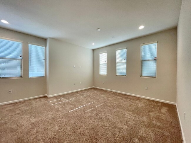 Building Photo - Newer Napa 2 Bedroom 2 Bathroom Condo; Both Bedrooms En-Suite