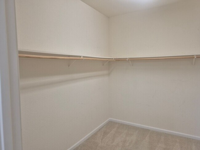 Building Photo - Beautiful 4 Bedroom 2.5 Bath with loft