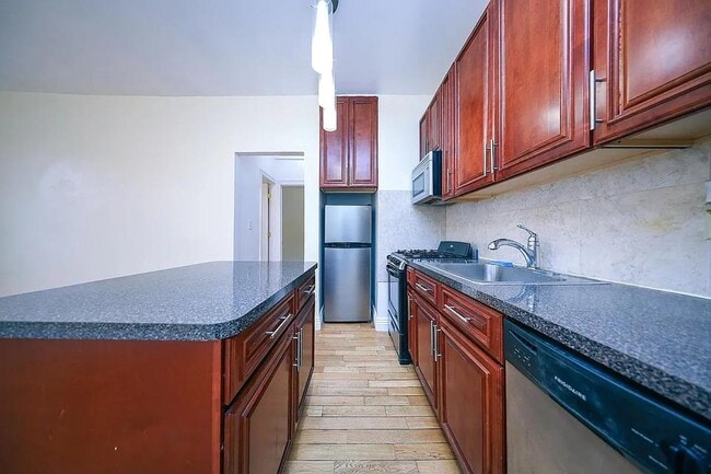 Building Photo - 2950 Ocean Ave