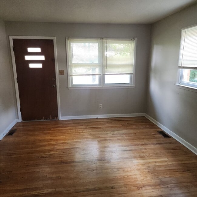 Building Photo - Small 2 Bedroom, 1 Bath House FOR RENT in ...