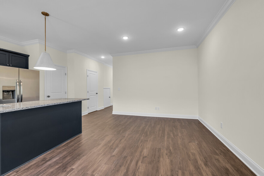 Building Photo - 5550 Stream Ln