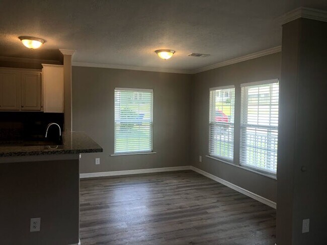 Building Photo - Room For Rent