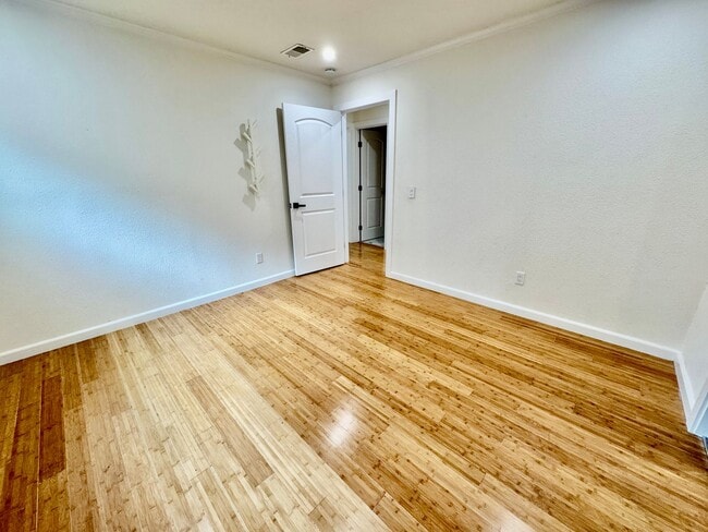 Building Photo - Stylish 3Bed/2.5Ba Daly City Home with Mod...