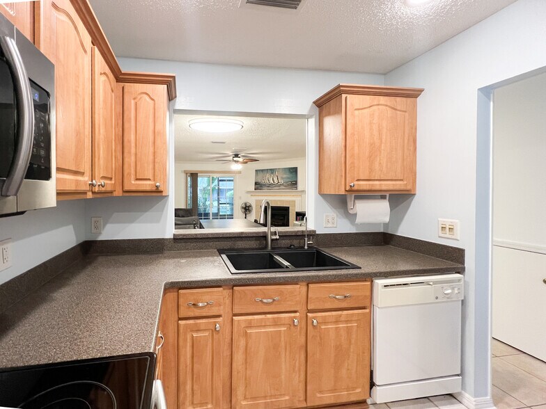 Building Photo - 7623 Baymeadows Cir W