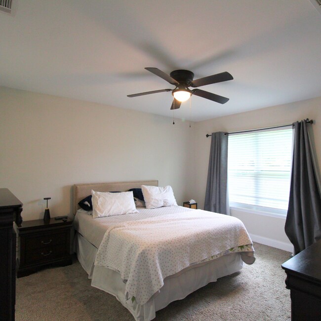 Building Photo - 3 Bedroom with extra Office Space Availabl...