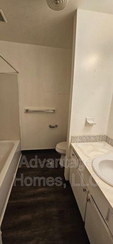 Building Photo - 819 N 70th St