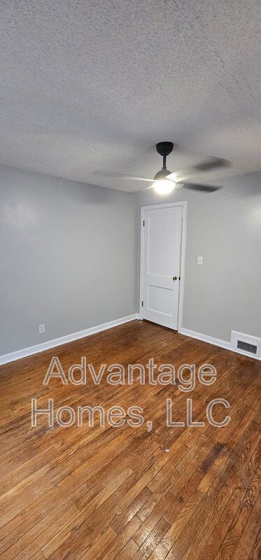 Building Photo - 612-614 E 63rd Terrace