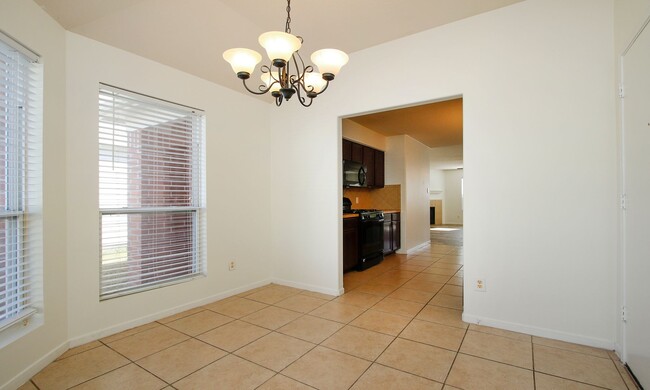 Building Photo - For Lease | 4 Bed, 2.5 Bath |2,314 Sq Ft |...