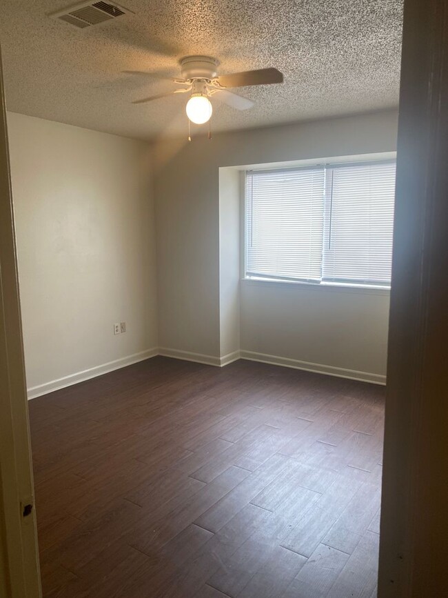 Building Photo - 2 bedroom 2 bath town home in a gated comm...